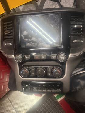 3c63rral9mg667268 Mopar 2019 Ram 1500 2500 3500 Uconnect 4 8.4 Inch Apple Carplay With Bazel Oem