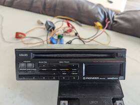 Deh-610 Pioneer Old School Vintage Car Head Unit Cd Player Radio Parts Or Repair